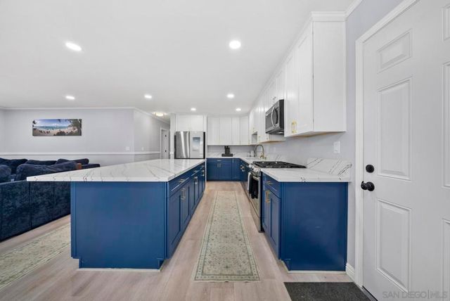8054 Royal Gardens Pl, El Cajon, CA 92021