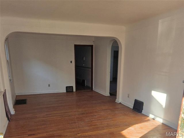 6990 Edison Avenue, St Louis, MO 63121