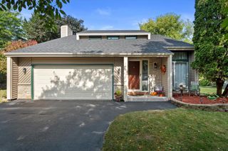 207 Parkview COURT, Pewaukee, WI 53072