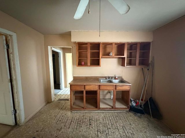 215 Monclova, San Antonio, TX 78207