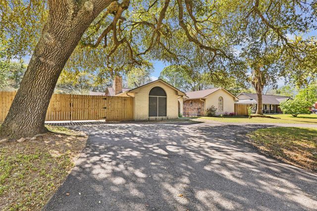 6 Hillcrest Street, Dayton, TX 77535