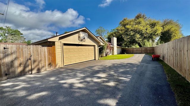 6 Hillcrest Street, Dayton, TX 77535