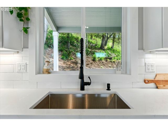 412 ADAMS Ave, Silverton, OR 97381