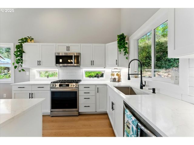 412 ADAMS Ave, Silverton, OR 97381