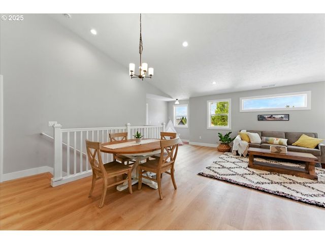412 ADAMS Ave, Silverton, OR 97381