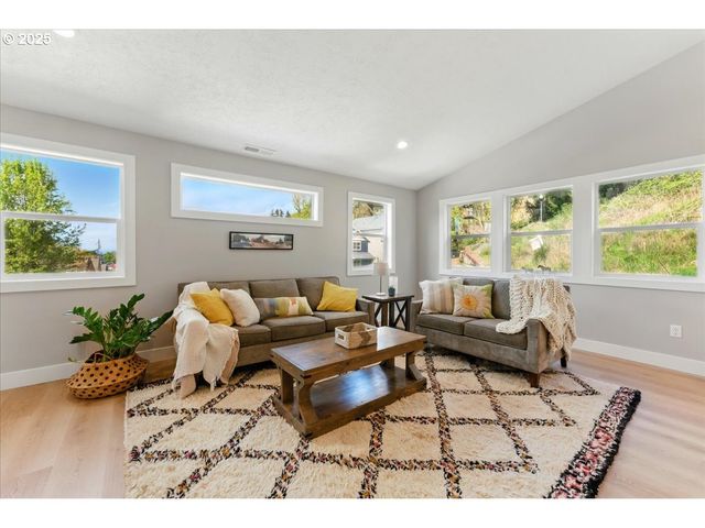 412 ADAMS Ave, Silverton, OR 97381