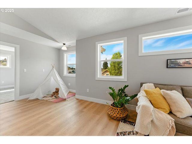 412 ADAMS Ave, Silverton, OR 97381