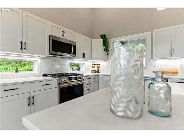 412 ADAMS Ave, Silverton, OR 97381