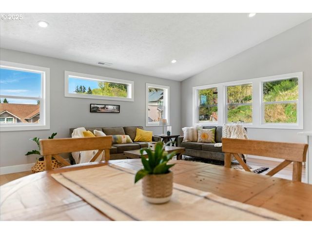 412 ADAMS Ave, Silverton, OR 97381