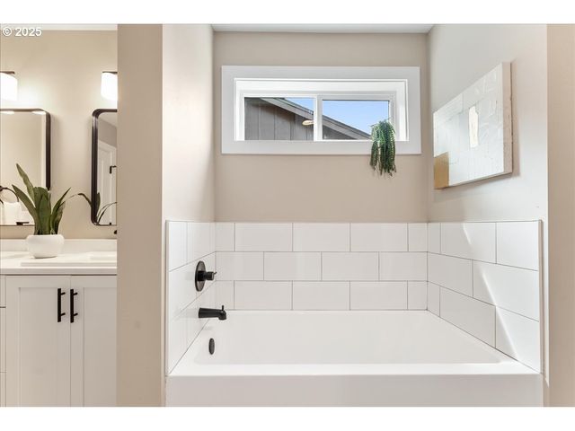 412 ADAMS Ave, Silverton, OR 97381