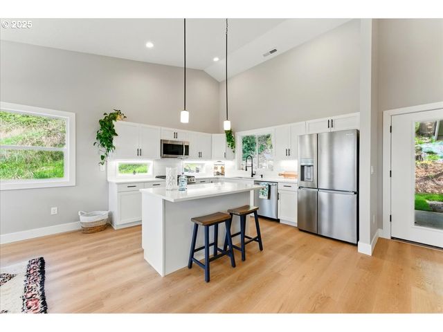 412 ADAMS Ave, Silverton, OR 97381