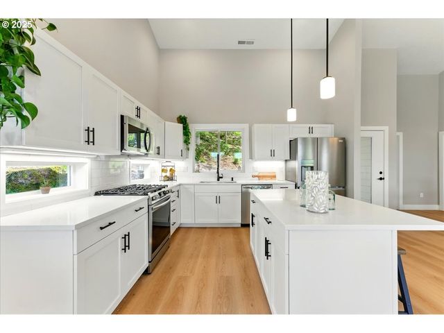 412 ADAMS Ave, Silverton, OR 97381