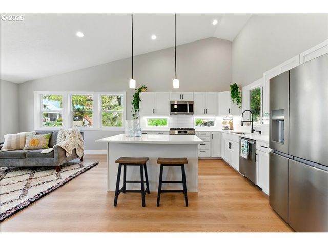 412 ADAMS Ave, Silverton, OR 97381