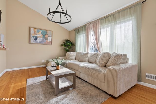 9 Parkview Drive, Hazlet, NJ 07730