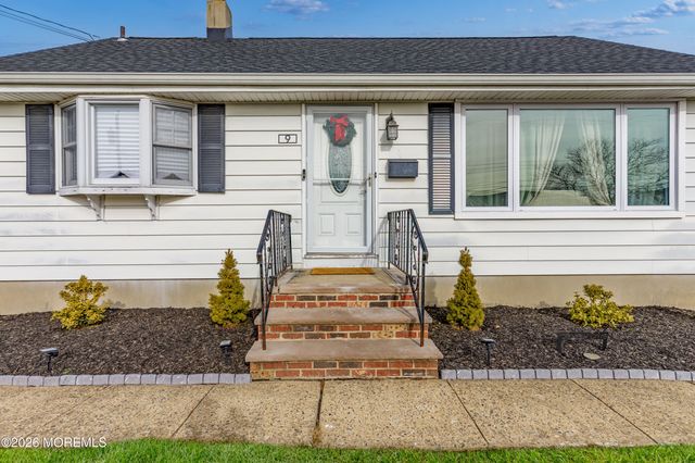 9 Parkview Drive, Hazlet, NJ 07730