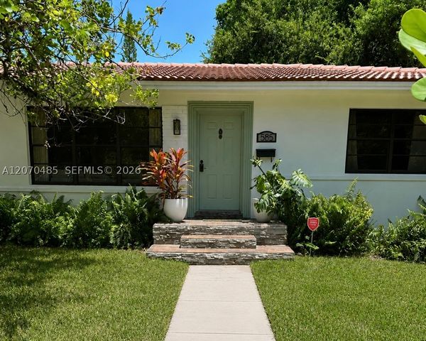 585 NE 121st St, North Miami, FL 33161