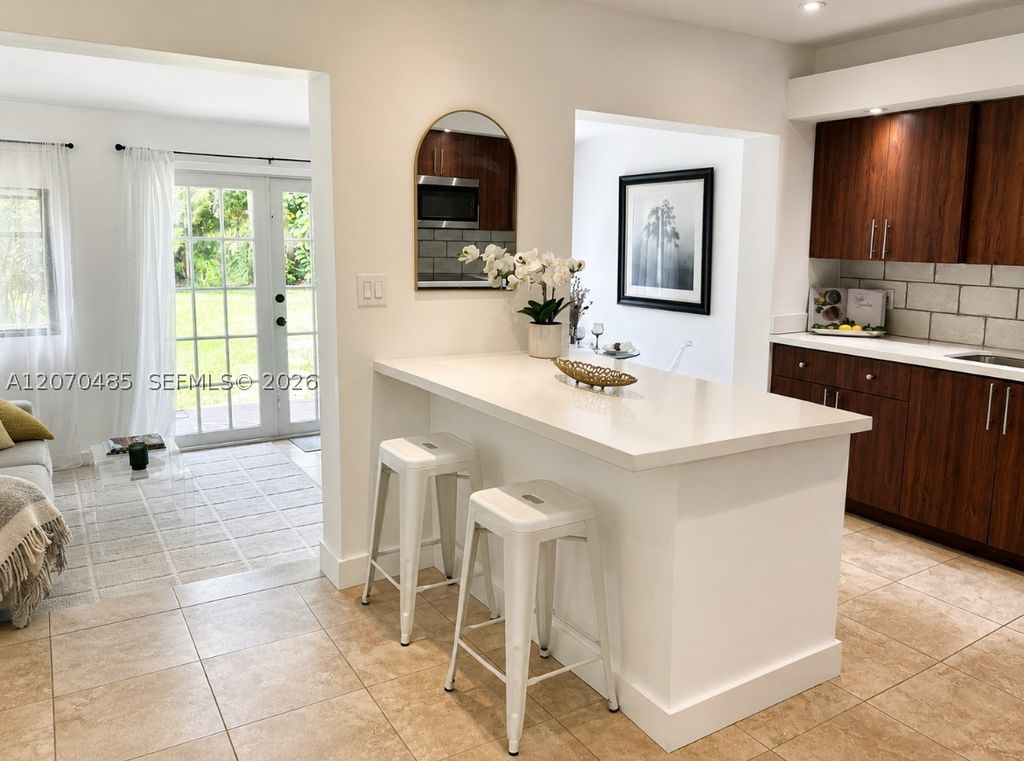 Image 12 of property listing at 585 NE 121st St, North Miami, FL 33161