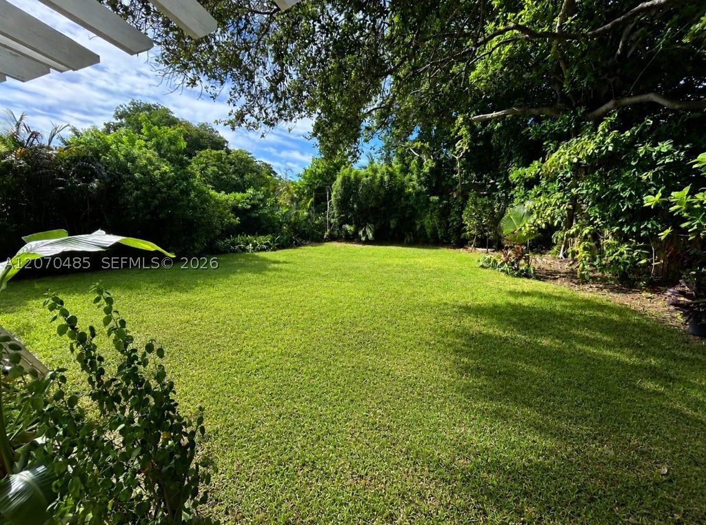 Image 3 of property listing at 585 NE 121st St, North Miami, FL 33161
