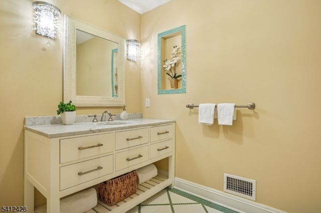 12 CAYUGA WAY, Millburn Twp., NJ 07078