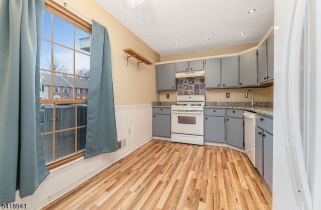 382 Hadleigh Ln, North Brunswick Twp., NJ 08902