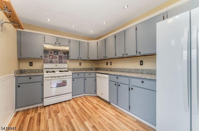 382 Hadleigh Ln, North Brunswick Twp., NJ 08902