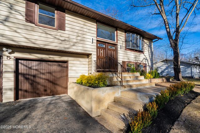 5 New Castle Court, Jackson, NJ 08527