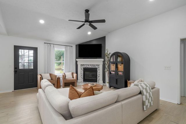 5702 N 13th Avenue, Ozark, MO 65721