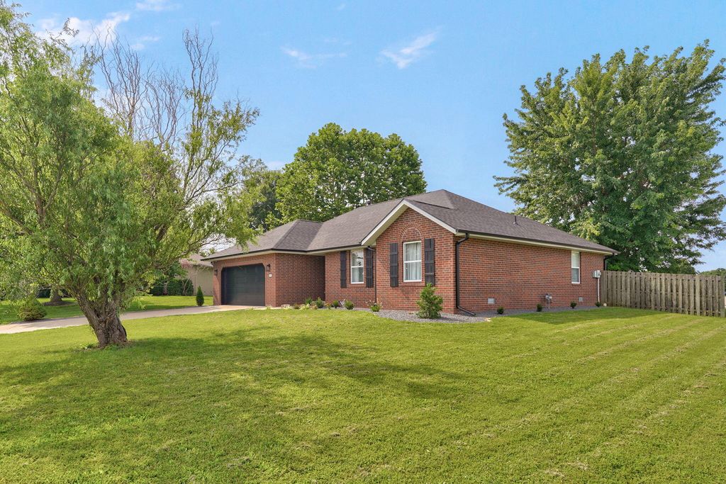 5702 N 13th Avenue, Ozark, MO 65721
