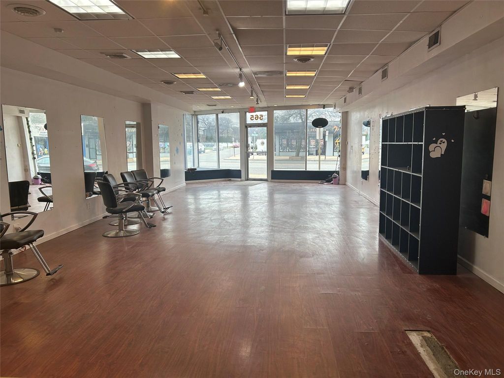 565 Broadway, Massapequa, NY 11758 — photo 2