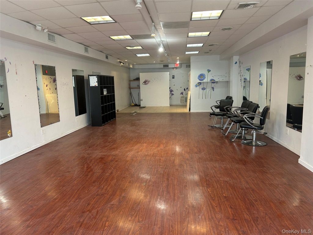 565 Broadway, Massapequa, NY 11758 — photo 3