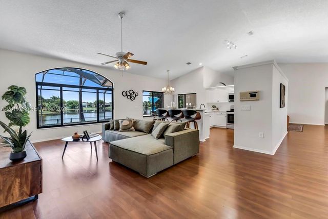 19831 NW 4th St, Pembroke Pines, FL 33029
