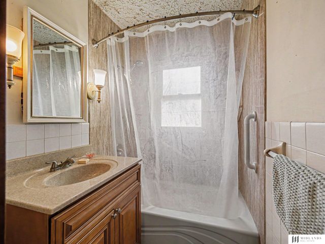 14225 Shongaska Road, Omaha, NE 68112