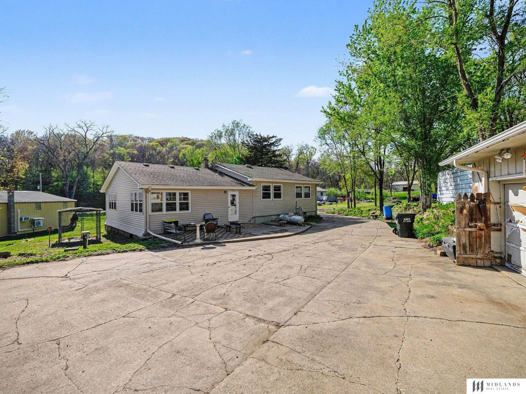 14225 Shongaska Road, Omaha, NE 68112