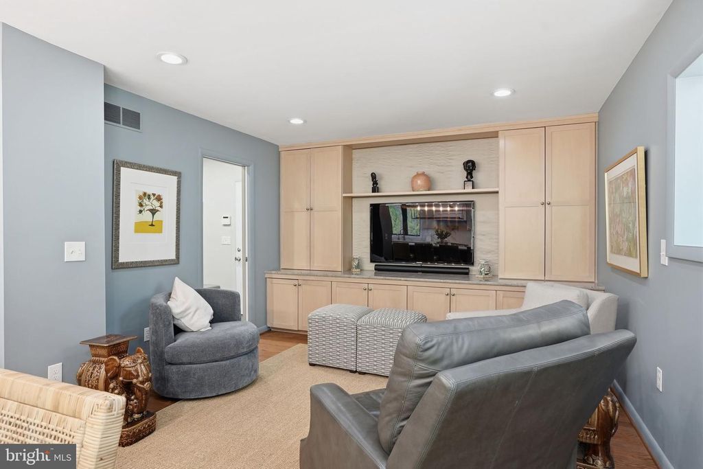 Image 13 of property listing at 1718 WOODLORE RD, Annapolis, MD 21401