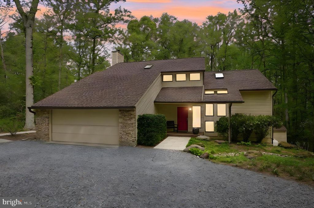 Image 2 of property listing at 1718 WOODLORE RD, Annapolis, MD 21401