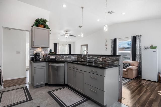 4905 Dover Place NW, Albuquerque, NM 87114