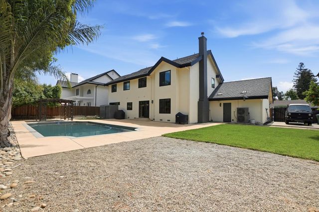 909 Opal Ln, Ripon, CA 95366