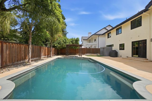909 Opal Ln, Ripon, CA 95366