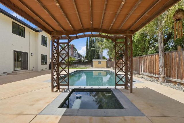 909 Opal Ln, Ripon, CA 95366