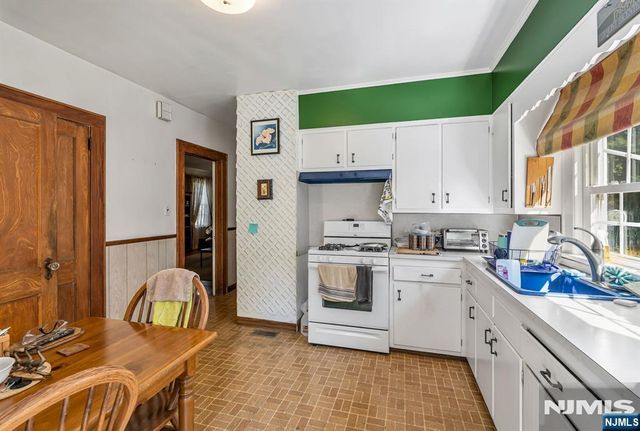32 Mulder Lane, Midland Park, NJ 07432