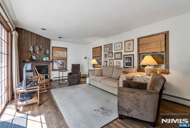 32 Mulder Lane, Midland Park, NJ 07432