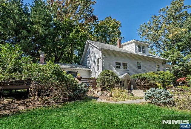 32 Mulder Lane, Midland Park, NJ 07432