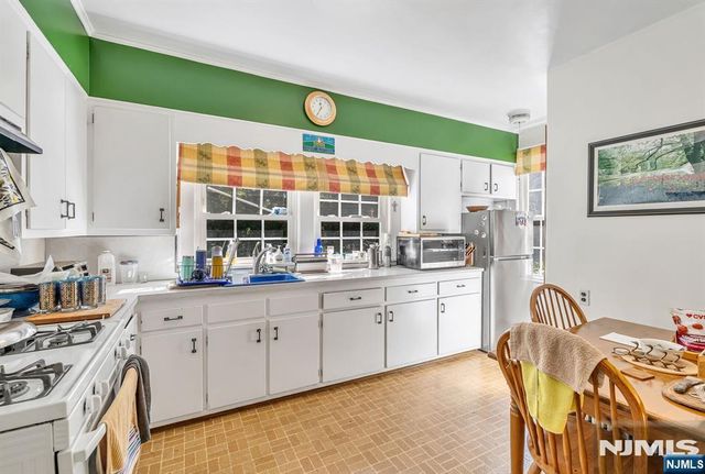 32 Mulder Lane, Midland Park, NJ 07432