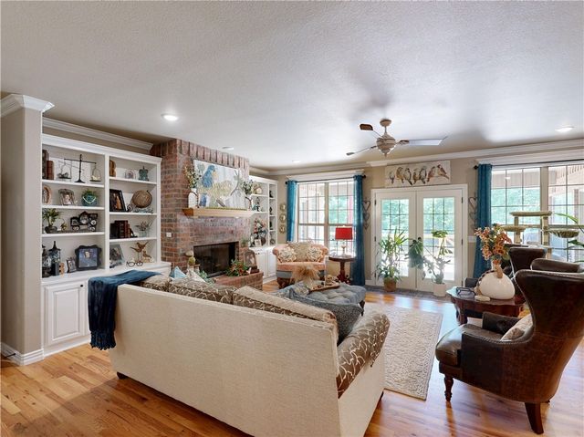 2305 E Whispering Oaks Lane, Fayetteville, AR 72701