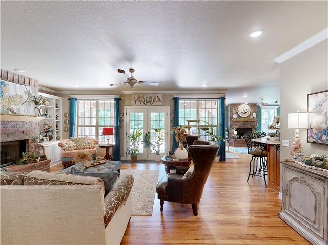 2305 E Whispering Oaks Lane, Fayetteville, AR 72701