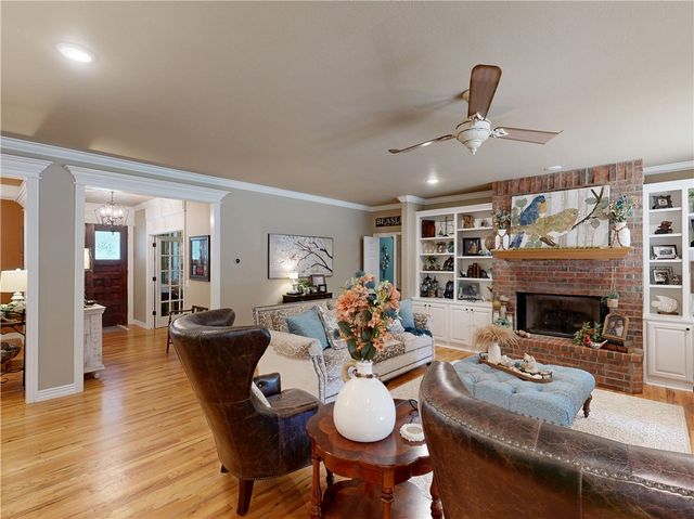 2305 E Whispering Oaks Lane, Fayetteville, AR 72701