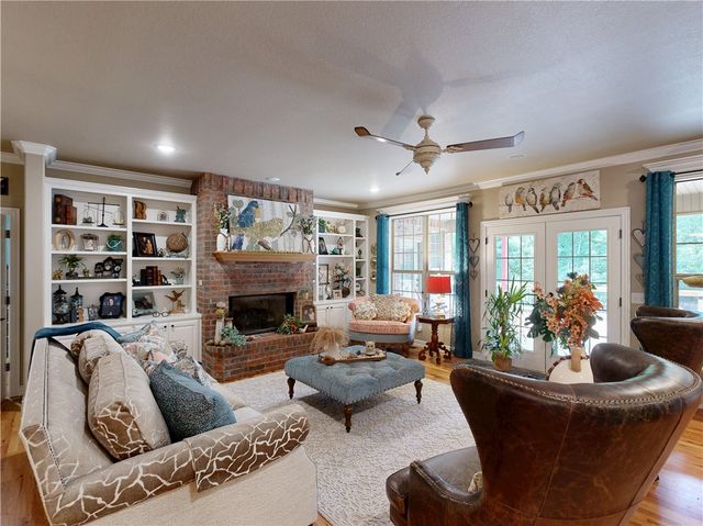 2305 E Whispering Oaks Lane, Fayetteville, AR 72701