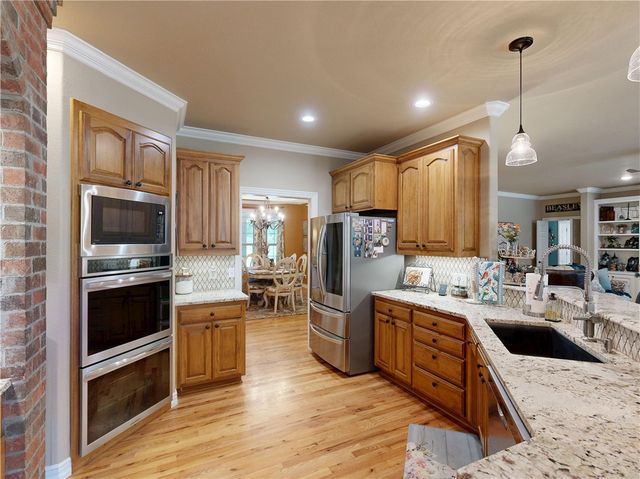 2305 E Whispering Oaks Lane, Fayetteville, AR 72701