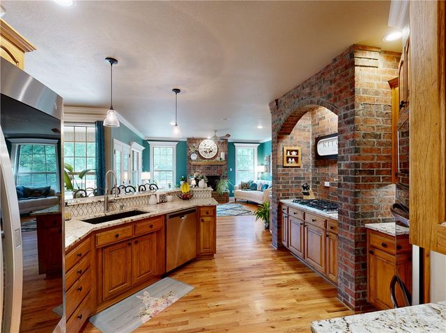 2305 E Whispering Oaks Lane, Fayetteville, AR 72701