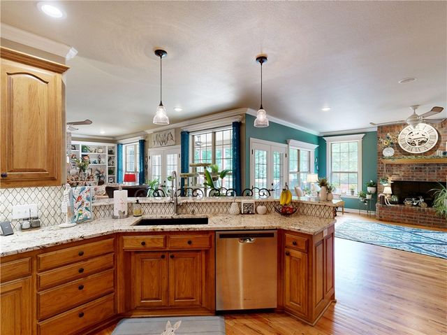 2305 E Whispering Oaks Lane, Fayetteville, AR 72701